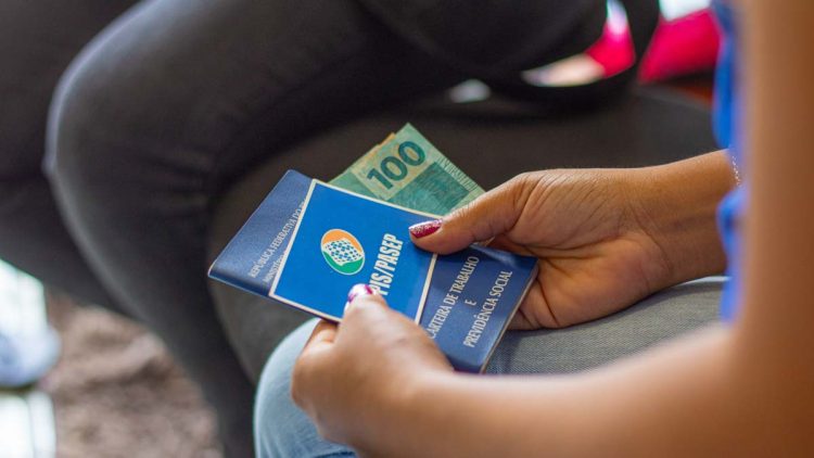 Trabalhadores recebem novo PIX de R$ 1.068,03 em setembro; Confira lista dos sortudos e as regras para receber