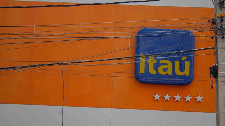 Manifestantes invadem agência do Itaú na Faria Lima: entenda o motivo
