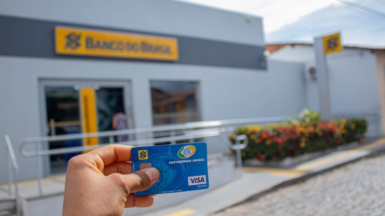 Pagamento de aposentadorias do INSS chega DEPOIS do esperado; veja novo calendário