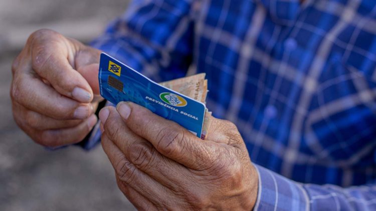 BPC paga cinco grupos com salário de R$ 1.621 essa semana