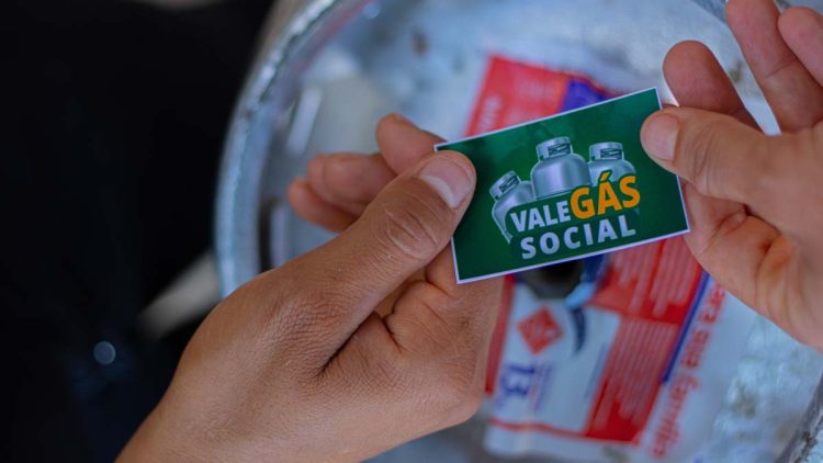 Botijão de gás de graça para mais de 15 milhões de brasileiros; descubra se você está na lista