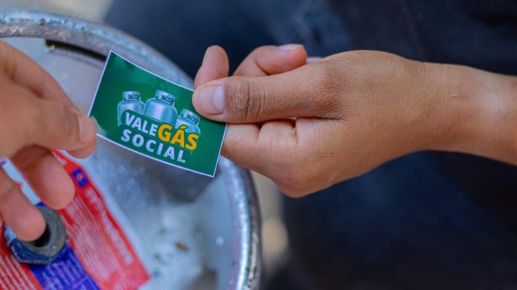 Auxílio do governo para comprar botijão de gás sai esse mês; veja quando