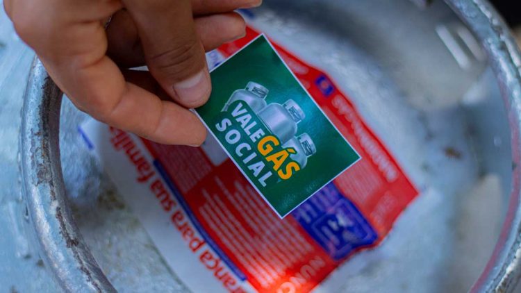 Pagamento de R$ 108 do auxílio gás chega para mais de 5,37 milhões de famílias; procure seu nome