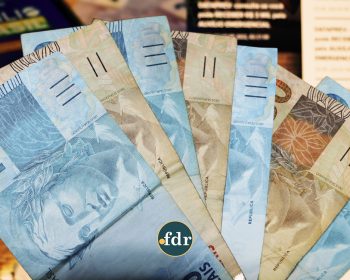 Quando caí o 13º salário? Programe-se para usar dinheiro EXTRA na conta