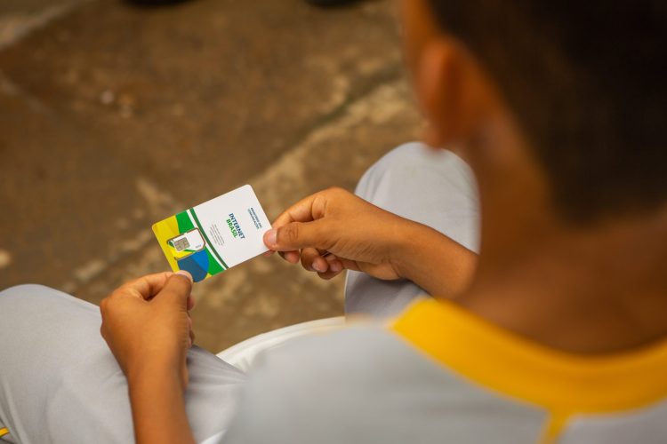 ADEUS pagar plano de operadora! Governo distribui chip com internet de graça para lista de brasileiros