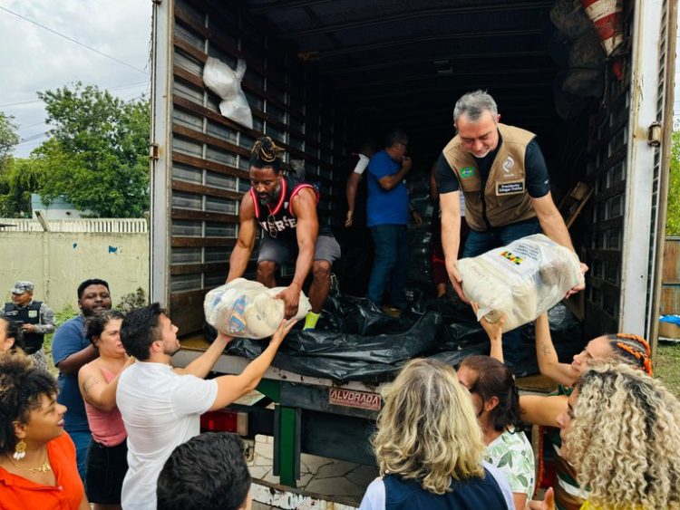 Cesta básica, água, roupas: saiba como doar para o RS pelas agências dos Correios