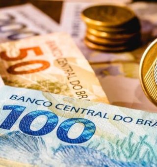 Salário mínimo sobe acima do esperado e valor fica em R$ 1.844,40; veja quem recebe