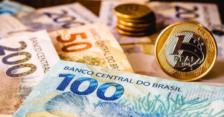 Salário mínimo sobe acima do esperado e valor fica em R$ 1.844,40; veja quem recebe