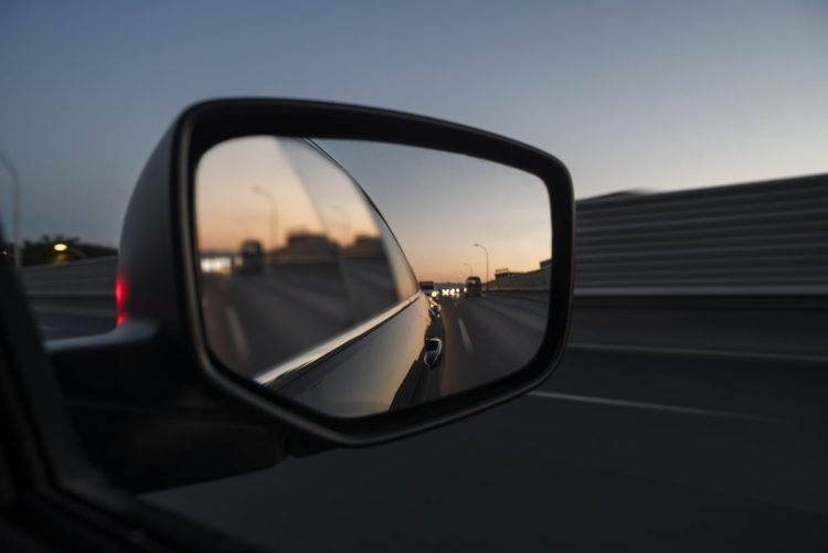 Nova lei do retrovisor começa a valer; saiba o que muda para os motoristas