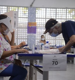 Idoso é OBRIGADO a votar nas eleições 2024? Veja os critérios e quais os benefícios