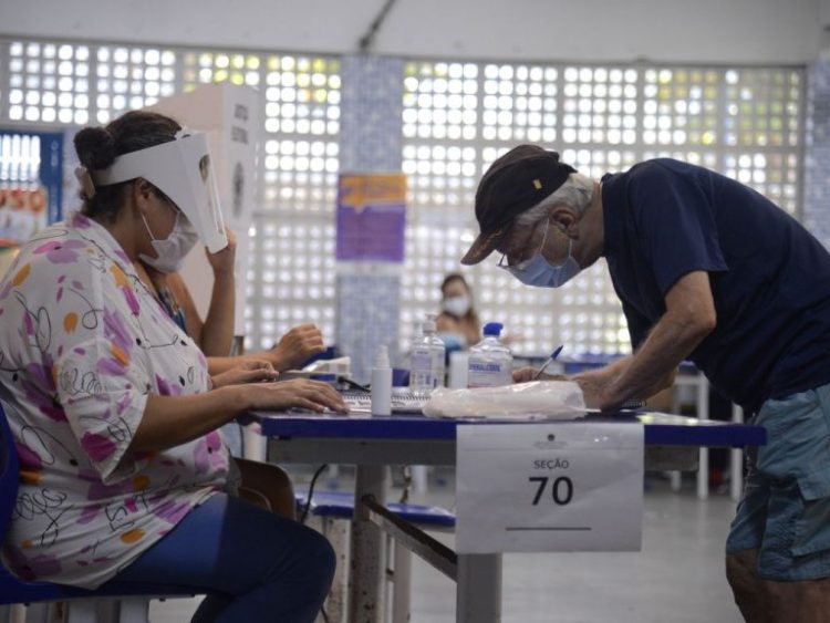 Idoso é OBRIGADO a votar nas eleições 2024? Veja os critérios e quais os benefícios