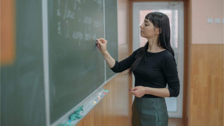 Professor pode APOSENTAR mais cedo? Descubra o que é MITO e o que é FATO!