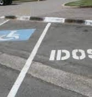 Idosos e PCD ganham novo formato de credencial para estacionar; veja o passo a passo para a emissão