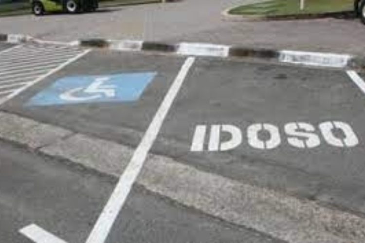 Idosos e PCD ganham novo formato de credencial para estacionar; veja o passo a passo para a emissão