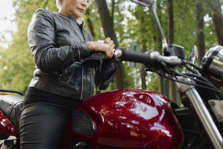 Mulheres motociclistas habilitadas cresce 70% em 10 anos; veja as 10 motos mais vendidas