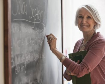 Atenção, professores! Secretaria de Educação abre inscrições para 6 mil vagas de emprego com salários de até R$ 17 mil