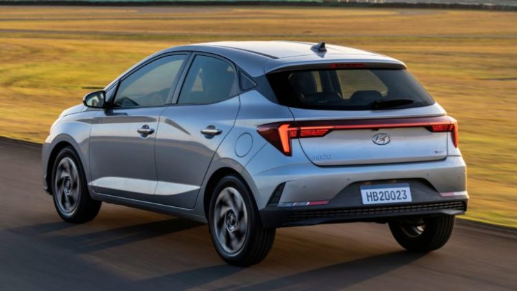 5 carros super econômicos que vão te fazer economizar mais de R$ 1.00 em gasolina em 2025