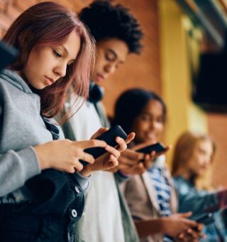 Sem celular nas escolas com aprovação de lei; veja o que muda