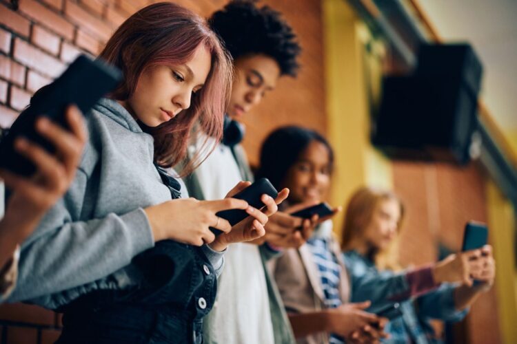 Três situações em que o uso de CELULAR NA ESCOLA é permitido, confira