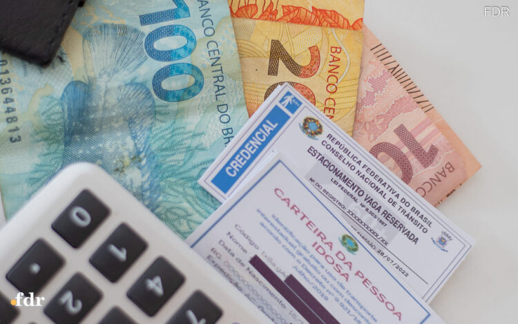 Idosos 60+ podem cortar CINCO grandes despesas ao emitir novo documento