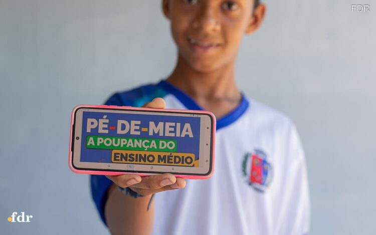 Pé-de-Meia pelo mundo! MEC propõe universalização da bolsa para alunos do ensino médio