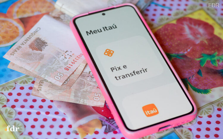Aplicativo do celular com PIX Itaú aberto