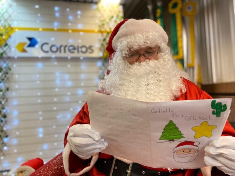Papai Noel dos Correios: Como adotar uma cartinha em 2025?