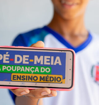 Estudante que usar celular em sala de aula será proibido de receber Pé de Meia? Entenda