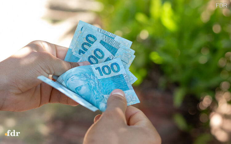 Quem vive há mais de cinco anos no CLT pode receber presente de R$ 1.621 do governo  (foto: montagem FDR)