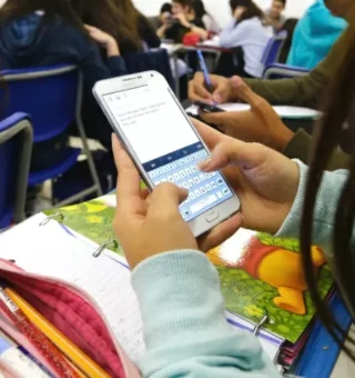 Volta às Aulas: MEC publica cartilha com orientações sobre o uso de celulares nas escolas