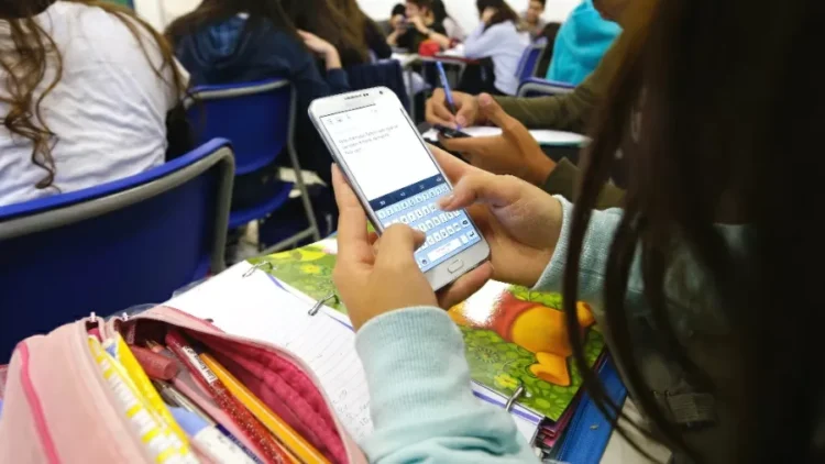 Volta às Aulas: MEC publica cartilha com orientações sobre o uso de celulares nas escolas