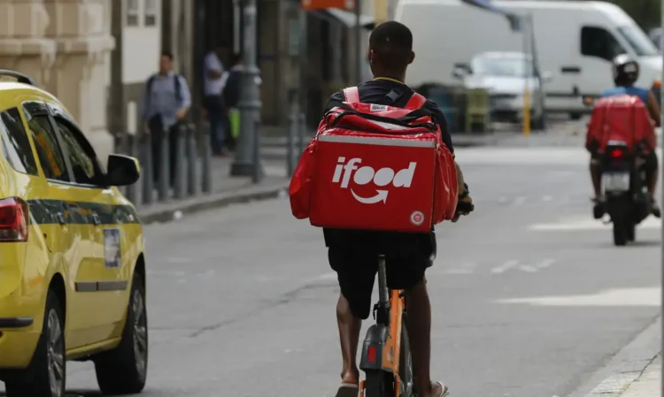 Ranking de melhores empresas para trabalhar: um jovem pedala com a mochila do iFood nas costas