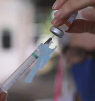 Sábado é o Dia D da vacina contra a gripe, mas tem um detalhe que pouca gente sabe