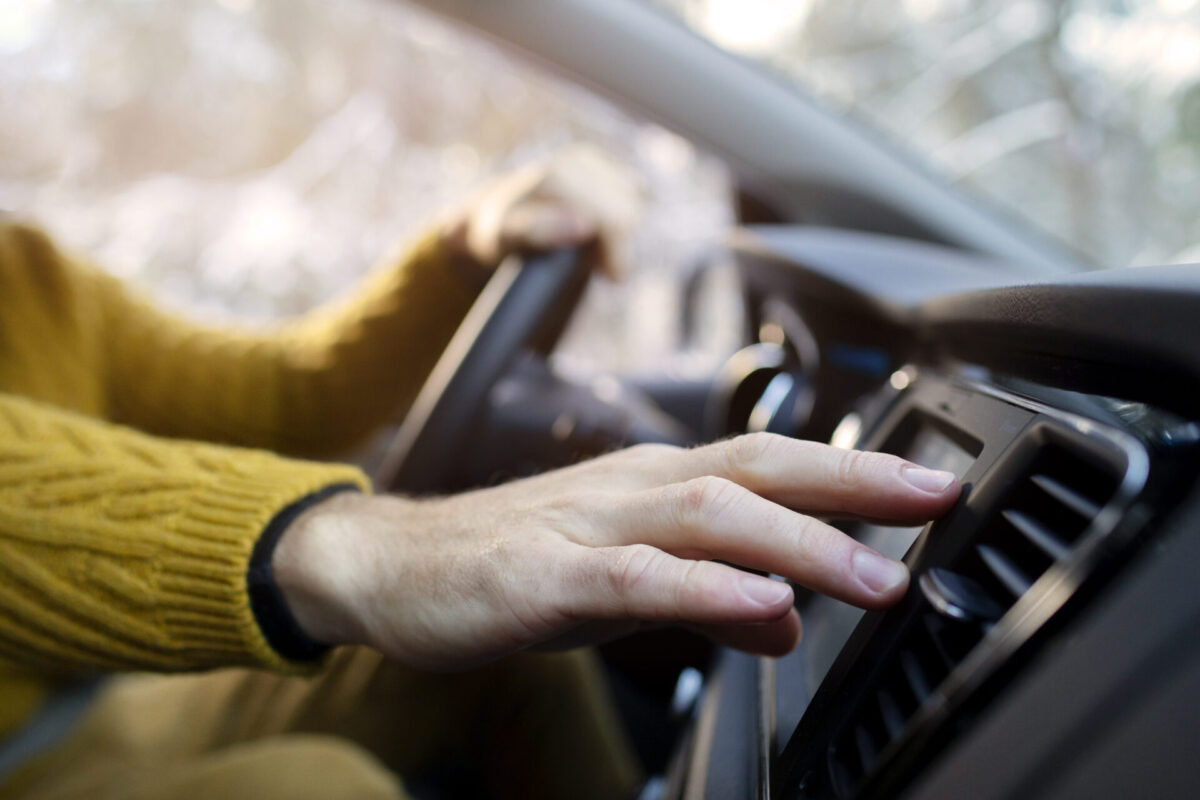 Uma mulher dirigindo para o Blablacar