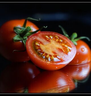 Tomate vira artigo de luxo na feira e é o novo vilão para o bolso; veja como substituir o alimento