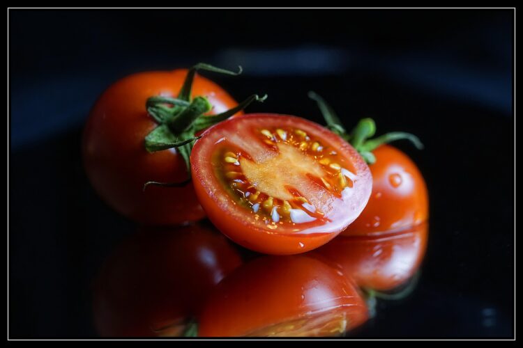 Tomate vira artigo de luxo na feira e é o novo vilão para o bolso; veja como substituir o alimento