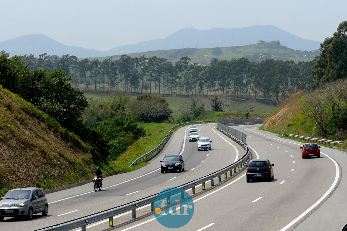 Imagem de alguns carros na CCR Via Lagos lustrando a NOVA fiscalização eletrônica