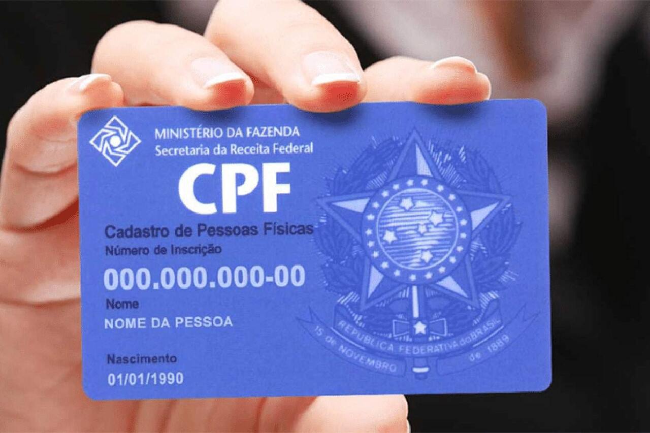 Pessoa mostra cartão CPF 