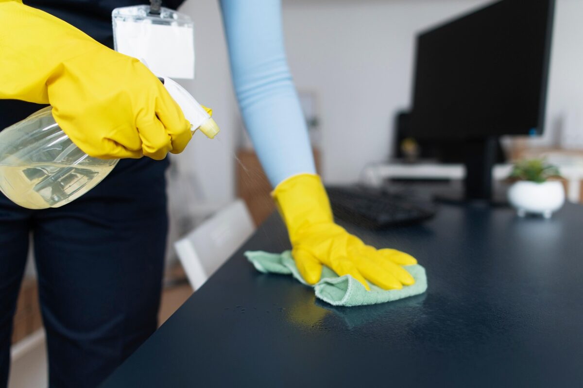 Conheça os benefícios de usar vinagre para limpar o banheiro