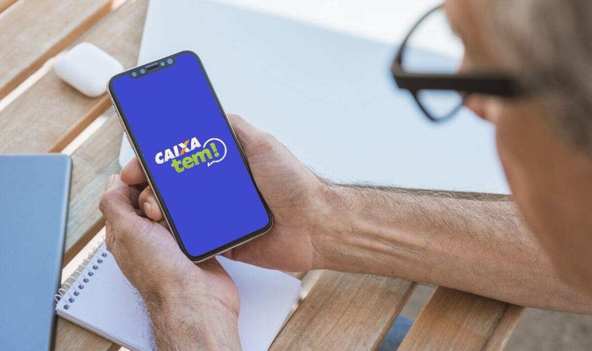 Uma pessoa fazendo empréstimo pelo Caixa Tem