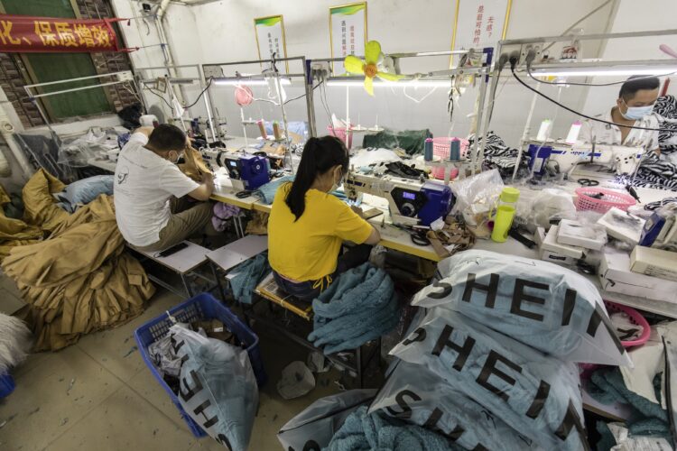 "Se houver 31 dias em um mês, trabalharei 31 dias", conheça a VERDADE por trás das blusinhas de R$ 30 da SHEIN