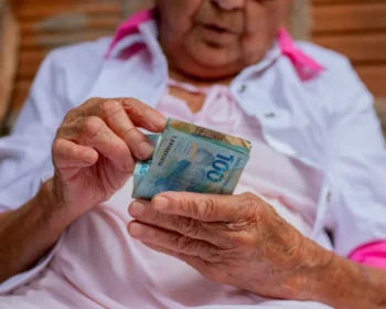 Como economizar na aposentadoria: orientações para idosos aproveitarem melhor o dinheiro no dia a dia