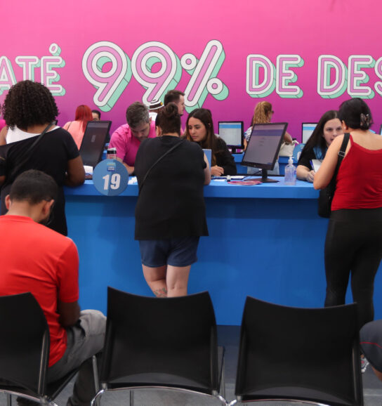 Brasileiros pulam de alegria com nova oportunidade do Serasa para renegociar dívidas