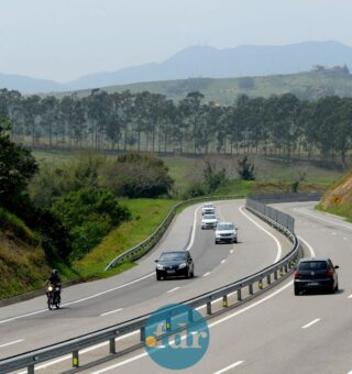 Imagem de alguns carros na CCR Via Lagos lustrando a NOVA fiscalização eletrônica