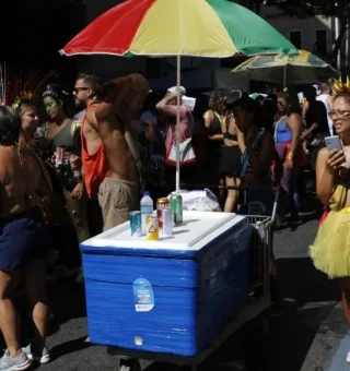 Ambulantes que vão trabalhar no carnaval pulam de alegria com benefício anunciado; sortudos moram neste estado