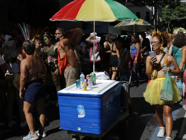 Ambulantes que vão trabalhar no carnaval pulam de alegria com benefício anunciado; sortudos moram neste estado