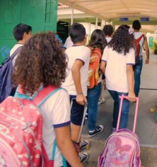 Mães se livram parcialmente da despesa de materiais de VOLTA AS AULAS com ajuda do governo