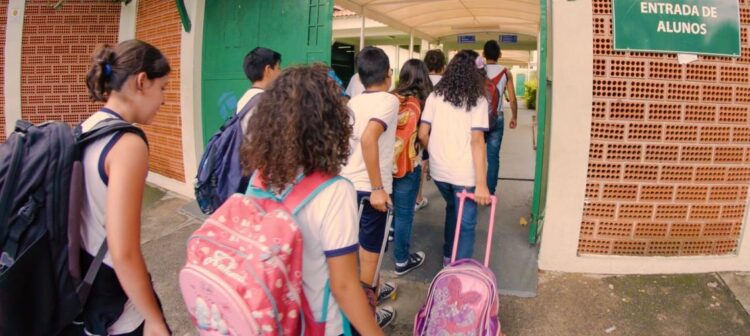 Mães se livram parcialmente da despesa de materiais de VOLTA AS AULAS com ajuda do governo