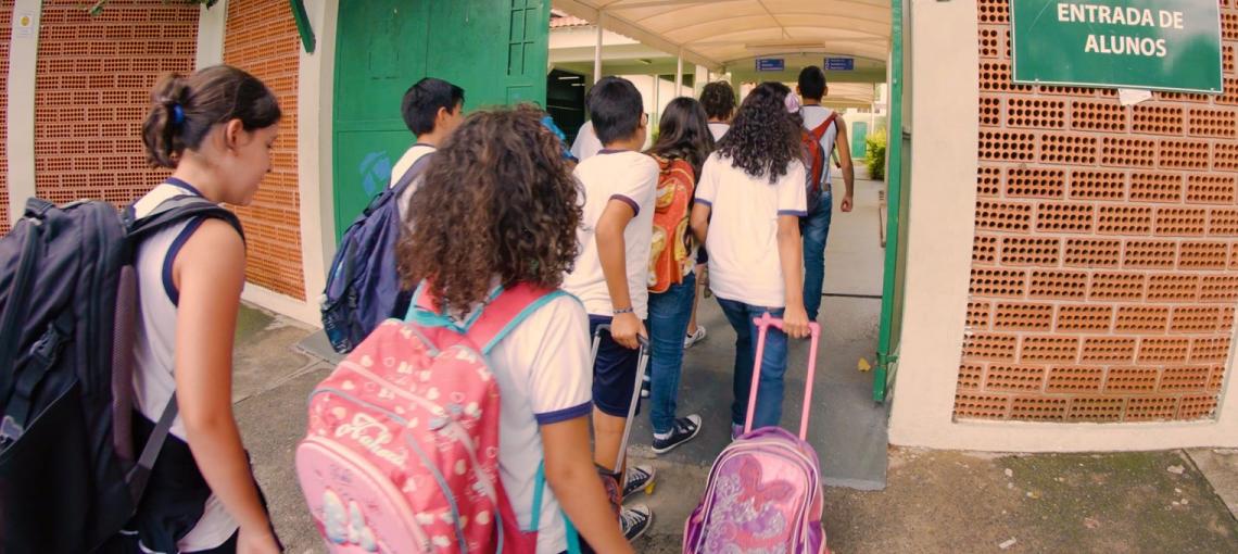 Mães se livram parcialmente da despesa de materiais de VOLTA AS AULAS com ajuda do governo