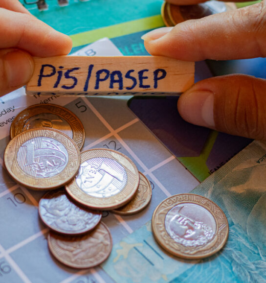 Trabalhadores começam a receber o Abono Salarial e lista inclui mais de 4 milhões de nomes; veja se tem direito